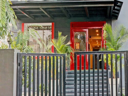 Super OYO Tonwhouse 1274 Patrakarpuram