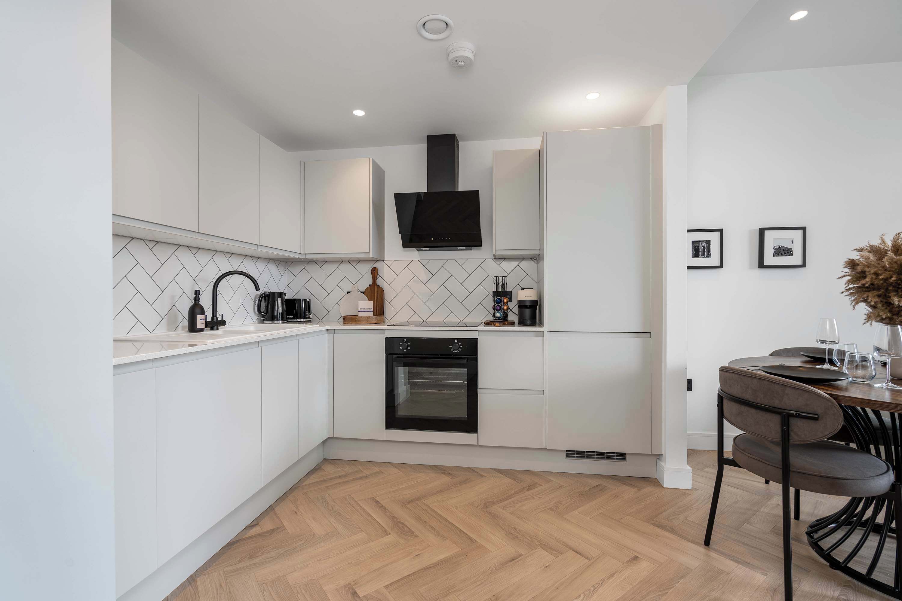 Coffee/tea maker, fridge, oven, stovetop