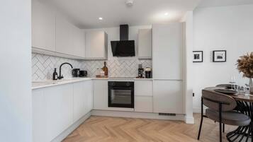Coffee/tea maker, fridge, oven, stovetop