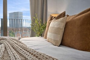 1 bedroom, iron/ironing board, WiFi, bed sheets - Luxury 1BR I Private Balcony I City Centre I Views (Manchester)