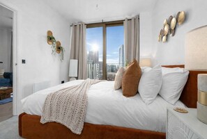 1 bedroom, iron/ironing board, WiFi, bed sheets - Luxury 1BR I Private Balcony I City Centre I Views (Manchester)