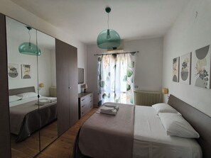 2 bedrooms, iron/ironing board, bed sheets