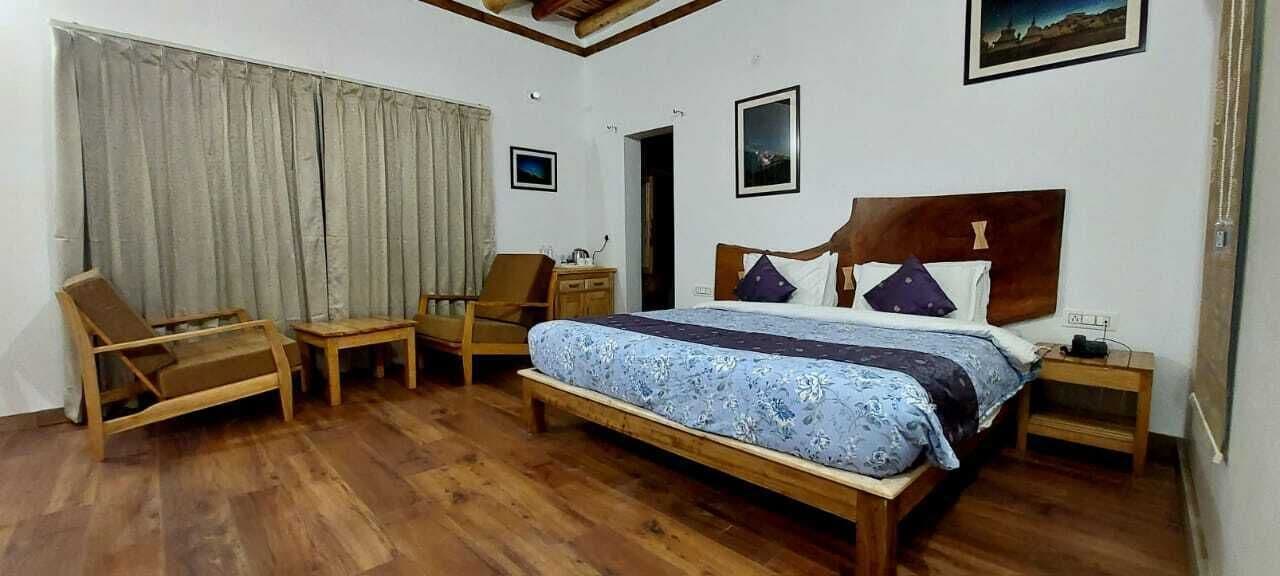 Premium Cabin | Bathroom | Shower, rainfall showerhead, free toiletries, hair dryer