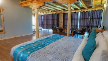 Studio Suite Keluarga | Kamar mandi | Shower, pancuran hujan, perlengkapan mandi gratis, dan pengering rambut