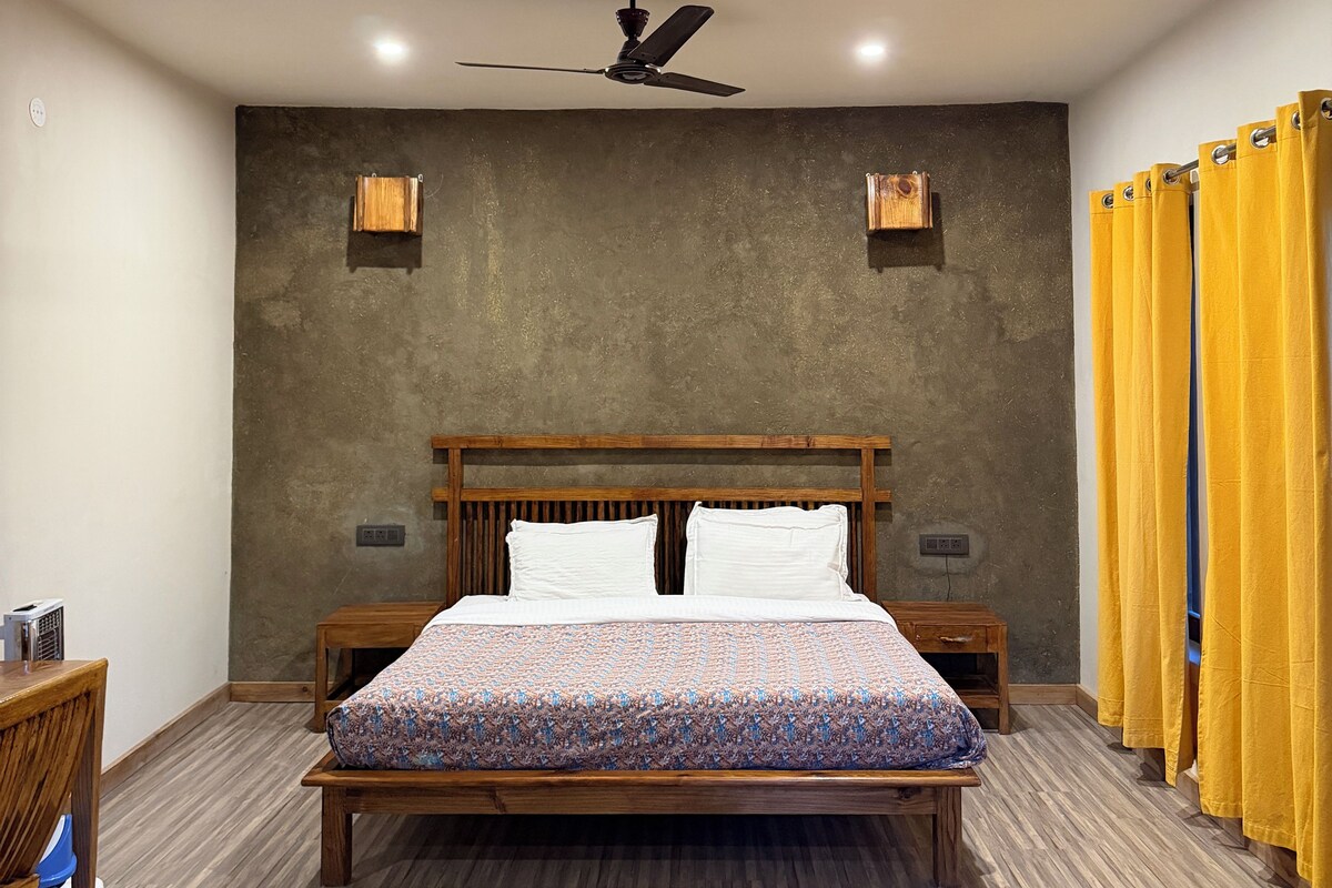 Deluxe Chalet | Pillowtop beds, desk, laptop workspace, WiFi (free)
