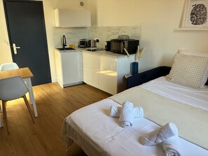 Een strijkplank/strijkijzer, wifi, beddengoed