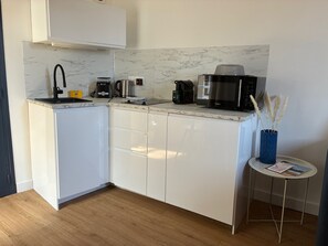 Kühlschrank, Mikrowelle, Ofen, Wasserkocher mit Kaffee-/Teezubehör