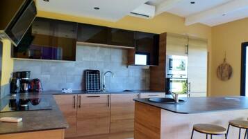 Kjøleskap, mikrobølgeovn, ovn og oppvaskmaskin