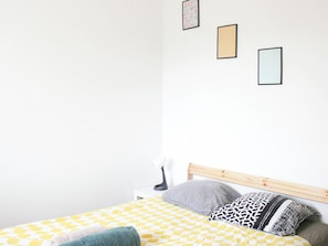 2 habitaciones, tabla de planchar con plancha y ropa de cama 