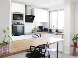 Kühlschrank, Mikrowelle, Ofen, Geschirrspüler