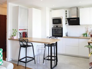 Kylskåp, mikrovågsugn, ugn och diskmaskin