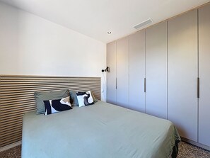 2 bedrooms, iron/ironing board, WiFi