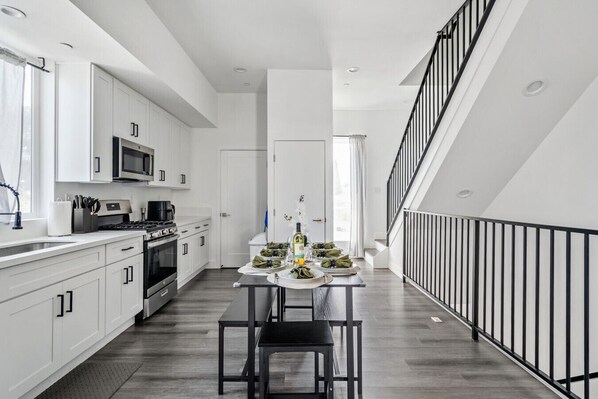 Réfrigérateur, micro-ondes, four, plaque de cuisson