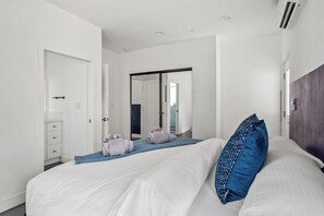 2 chambres, bureau, fer et planche à repasser, lit parapluie