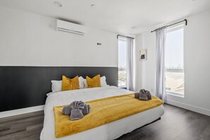 2 habitaciones, escritorio y tabla de planchar con plancha 