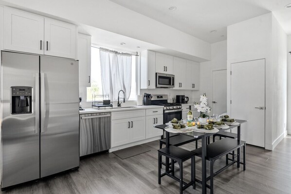 Refrigerador, microondas, horno, placa de cocina