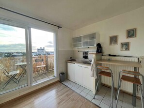 Fridge, coffee/tea maker