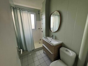 Chuveiro, toalhas de banho