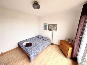1 habitación, tabla de planchar con plancha, wifi y ropa de cama 