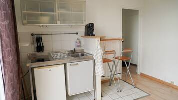 Fridge, coffee/tea maker