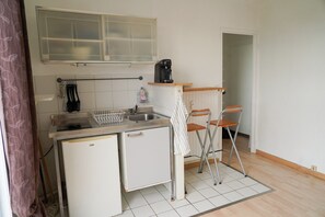 Fridge, coffee/tea maker