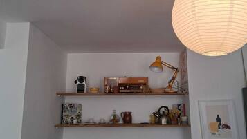 Kühlschrank, Ofen, Geschirrspüler, Wasserkocher mit Kaffee-/Teezubehör
