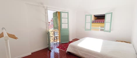 2 chambres, fer et planche à repasser, draps fournis