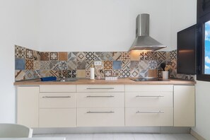 Mikrobølgeovn, kogeplade, kaffe-/temaskine, brødrister