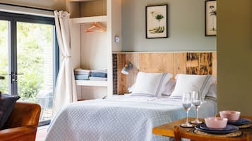 Tabla de planchar con plancha, wifi gratis, ropa de cama