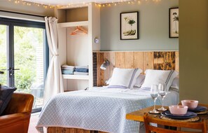 Tabla de planchar con plancha, wifi gratis y ropa de cama