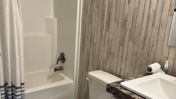 Pyyhkeet, saippua, vessapaperi