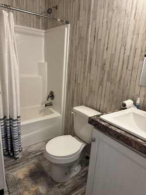 Håndklær, såpe og toalettpapir