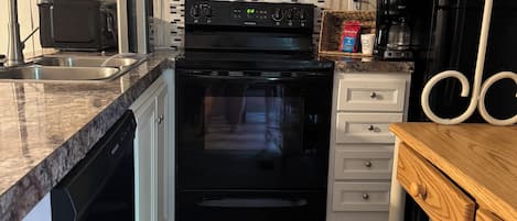 Microondas, horno, parrilla de estufa y lavavajillas