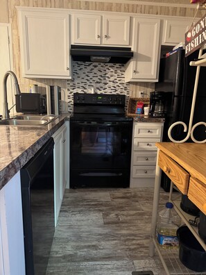 Een microgolfoven, een oven, een kookplaat, een vaatwasser