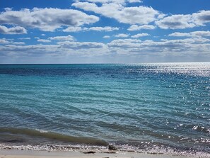 靠近海滩、沙滩椅、沙滩毛巾