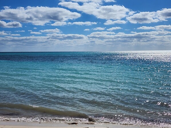 Nära stranden, solstolar och strandhanddukar