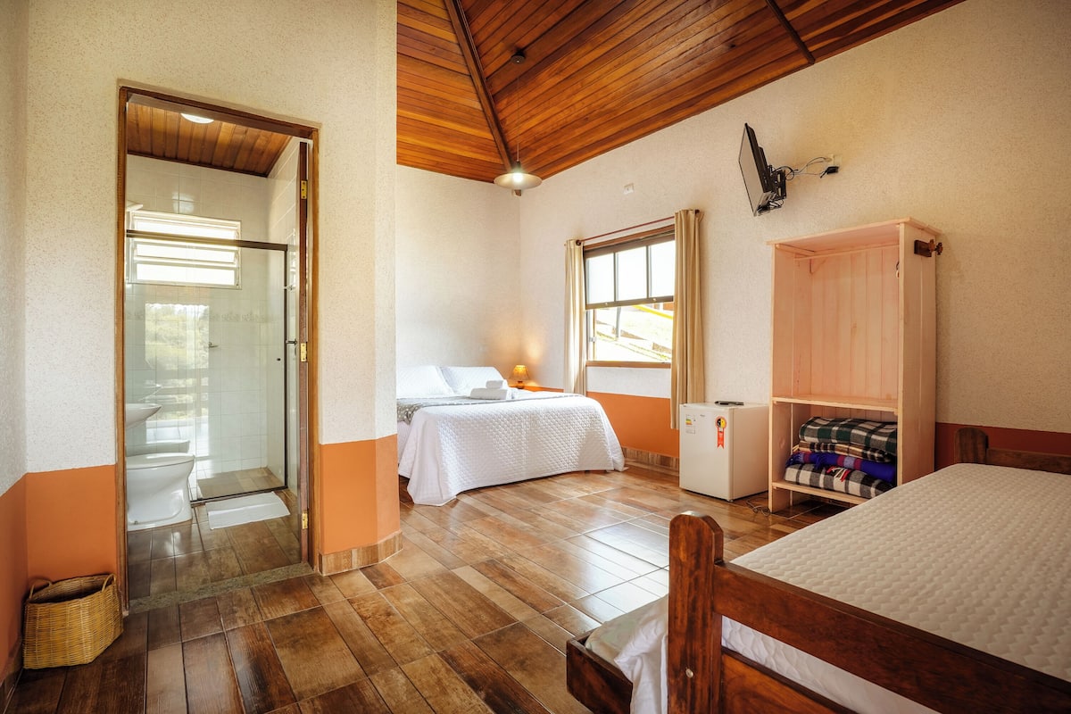 Chalet Deluxe | Literie hypoallergénique, lit de bébé portatif, accÚs au Wi-Fi (inclus)