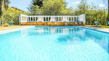 Innenpool, 2 Außenpools, Sonnenschirme, Liegestühle