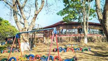 Área de juegos infantiles al aire libre