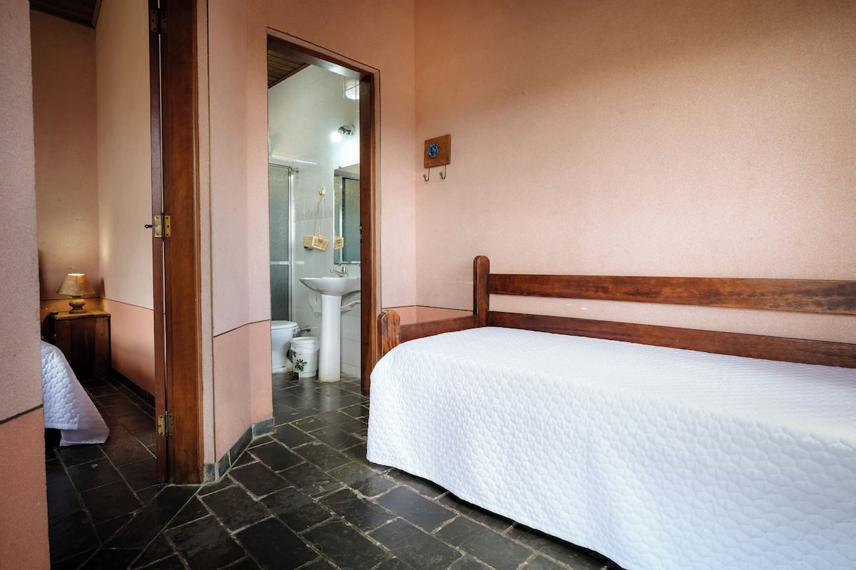 Chambre Confort | Literie hypoallergénique, lit de bébé portatif, accÚs au Wi-Fi (inclus)
