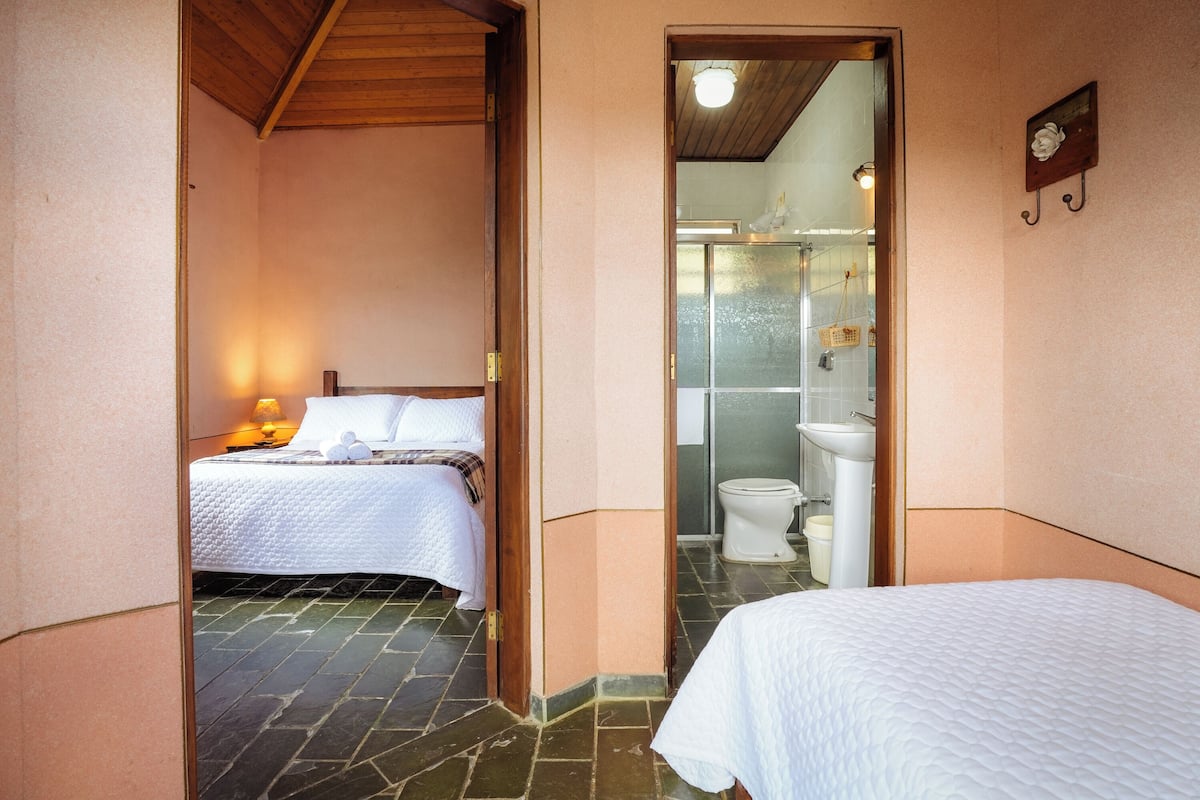 Chambre Standard | Literie hypoallergénique, lit de bébé portatif, accÚs au Wi-Fi (inclus)