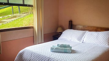 Ropa de cama hipoalergénica, cuna de viaje, wifi gratis y ropa de cama