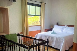 Deluxe Chalet | Hypo-allergenic bedding, travel cot, free WiFi, bed sheets