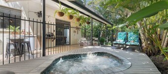 Villa Palma A Leafy Chic Retreat by the Foreshore