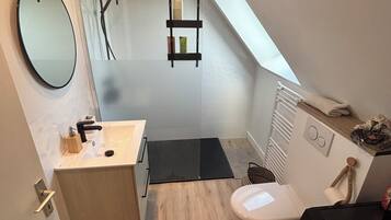 SĂšche-cheveux, savon, shampoing, papier toilette