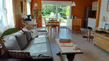 Télévision, cheminée, livres