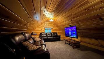 Una Smart TV, una chimenea