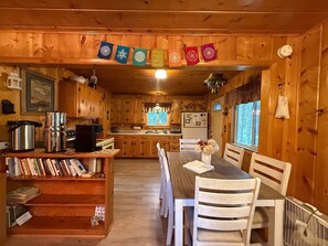Dining - Cozy Cabin in the Woods.  25 minutes to Yellowstone National Park (Island Park)