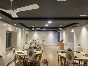 House | Dining - Super Townhouse OAK Sayhallo Ecstasy (Bhubaneshwar)
