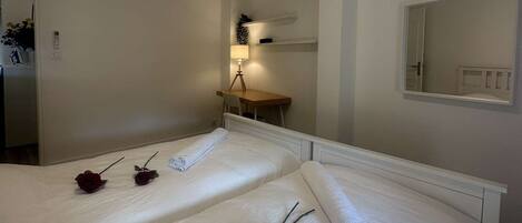 3 bedrooms, iron/ironing board, Internet, bed sheets